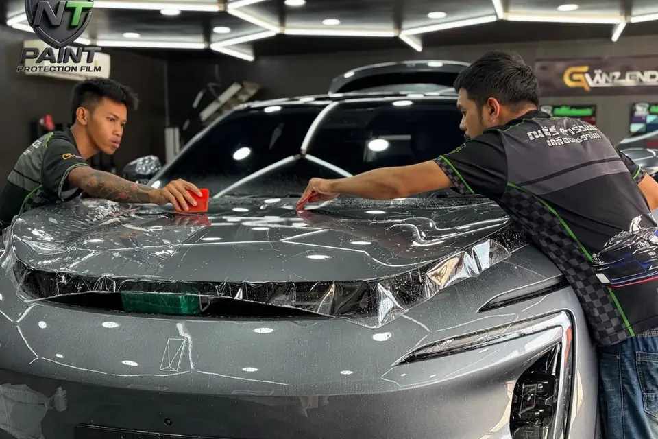 โซนติดตั้งฟิล์มใสกันรอยภายในห้องปรับอากาศ