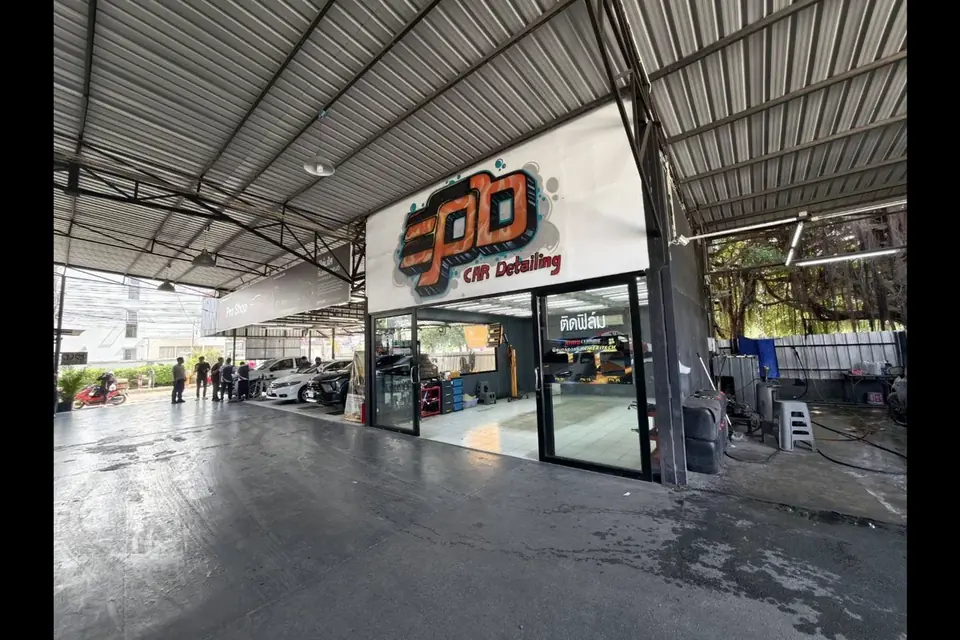 หน้าร้าน PB Car Detailing ม.รังสิต มองจากด้านหน้าเข้าไปยังโซนทำงาน