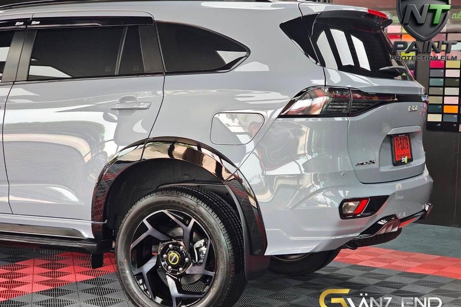 รถ SUV สีขาวหลังงานเคลือบ REBORN — ณธีร์ คาร์วอช