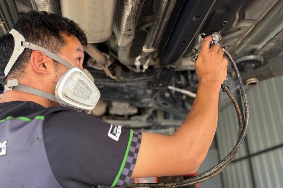 ช่างพ่นกันสนิมใต้ท้องรถ — ณธีร์ คาร์วอช