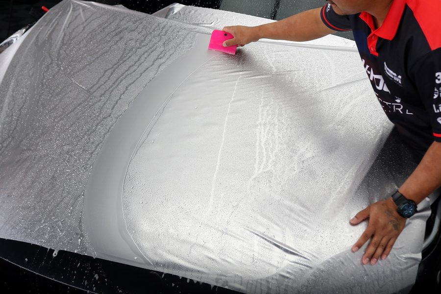ช่างวางแผ่นฟิล์ม Wrap บนฝากระโปรงรถ — PROSTEAM