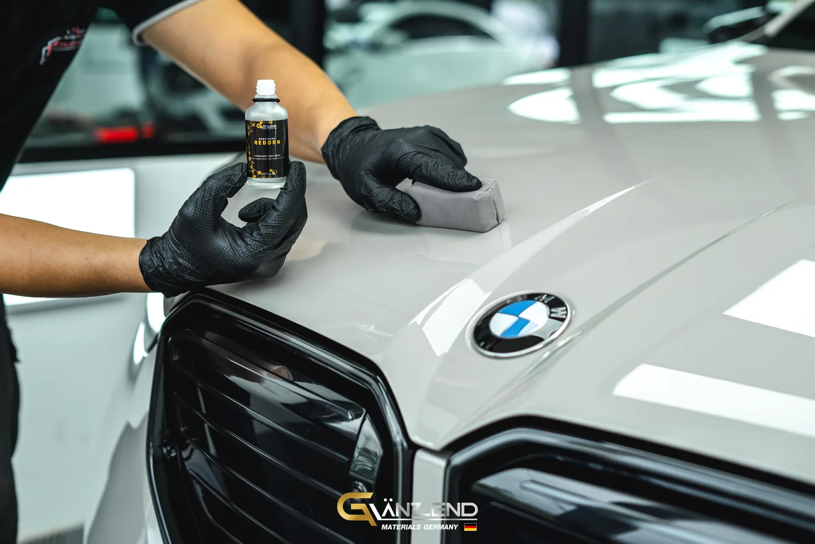 ช่างลงน้ำยา Reborn Borophene บนฝากระโปรง BMW สีขาว