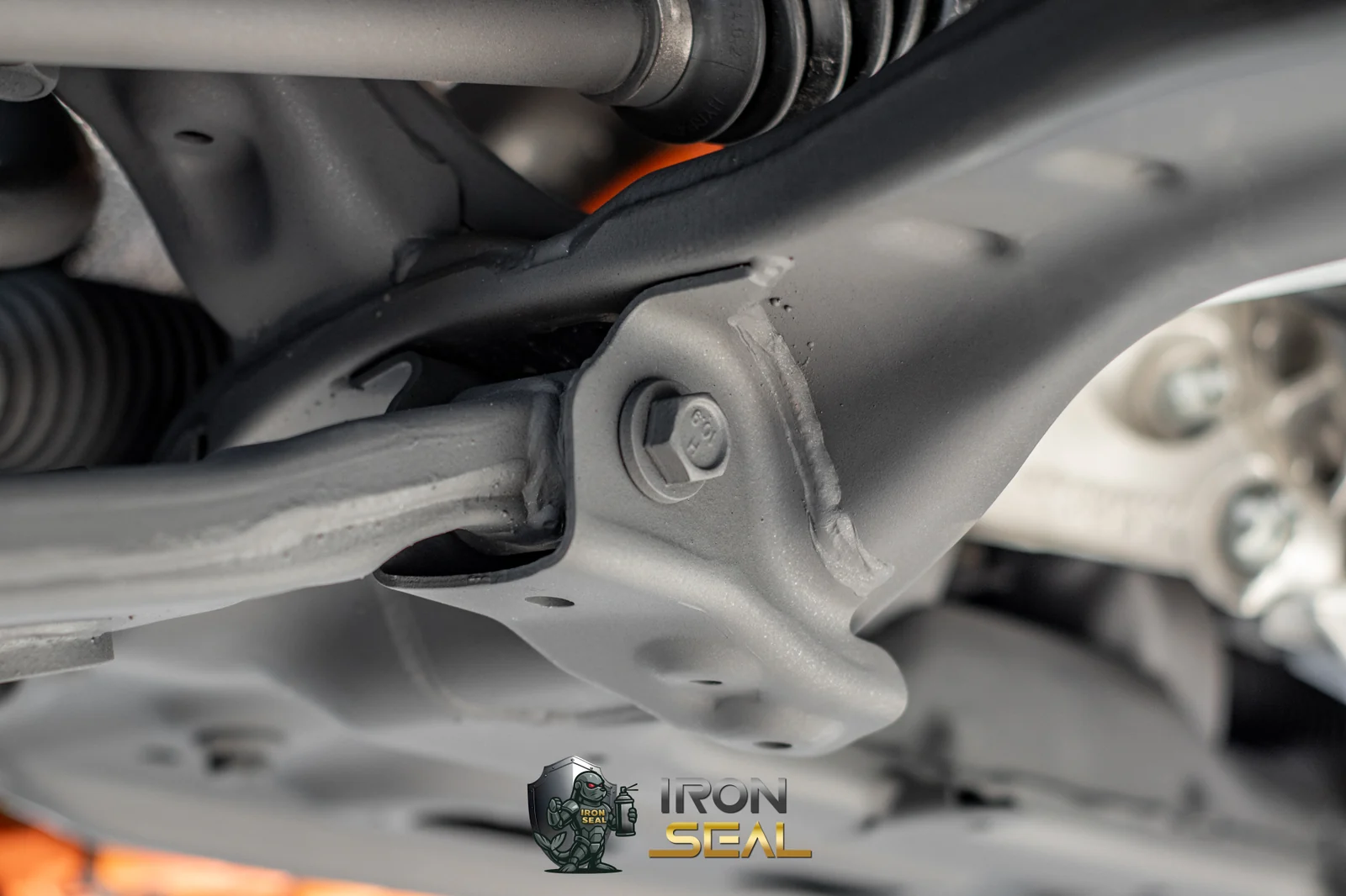 หลังพ่น: คานและปีกนกชุดเดียวกัน เคลือบน้ำยากันสนิม Iron Seal สูตรดำด้าน ผิวด้านสม่ำเสมอ
