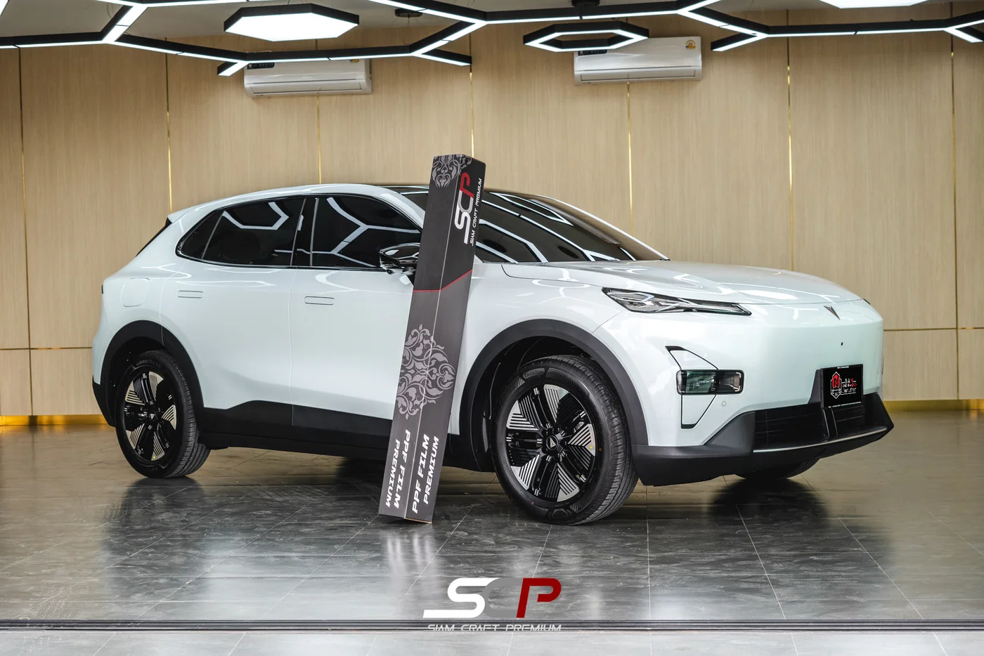 รถ Deepal S05 สีขาว ติดฟิล์มกันรอย SCP Performance Certified เสร็จสมบูรณ์ จอดคู่ป้ายแบรนด์ SCP